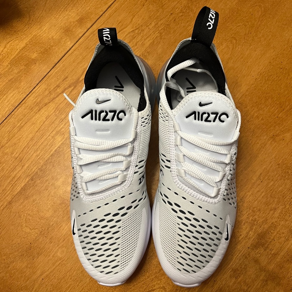 Women’s Nike 270 Size 9